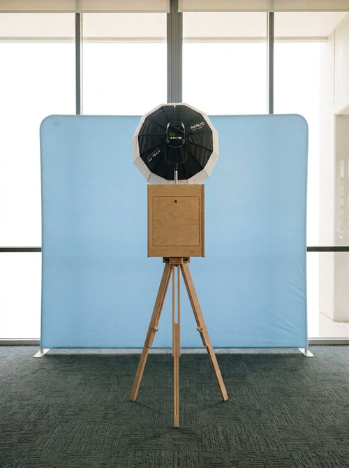 HappiSwitch photobooth with baby blue backdrop